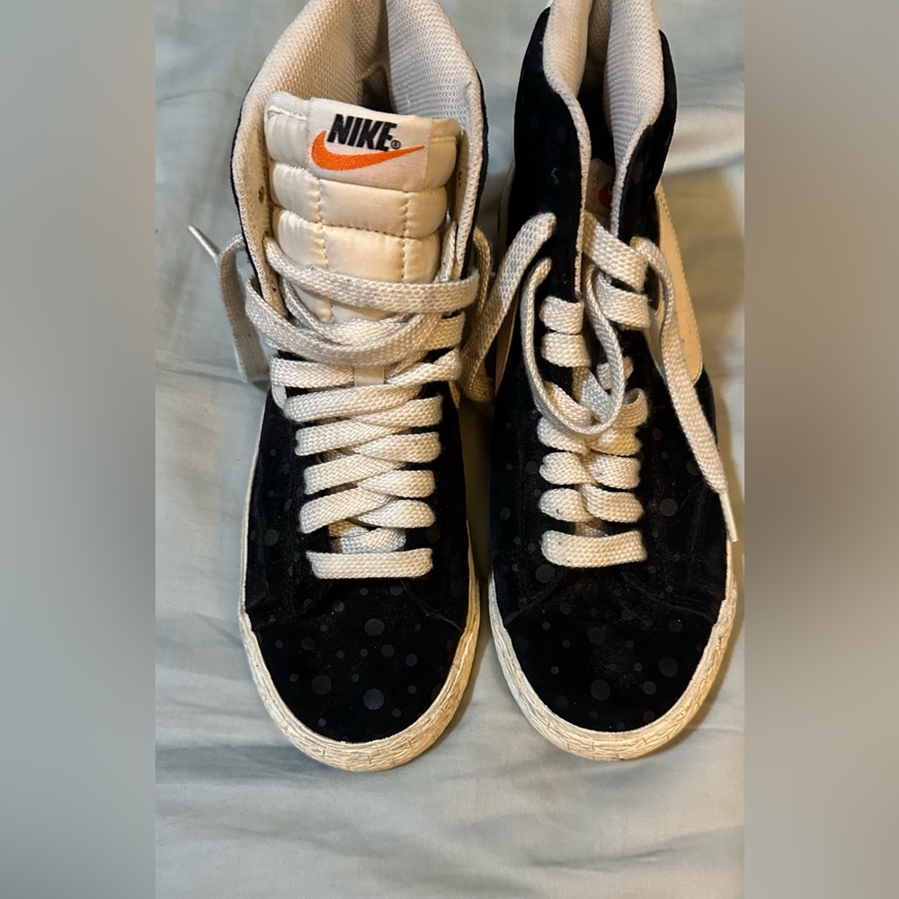 Vintage Black & Cream Nike Sneakers